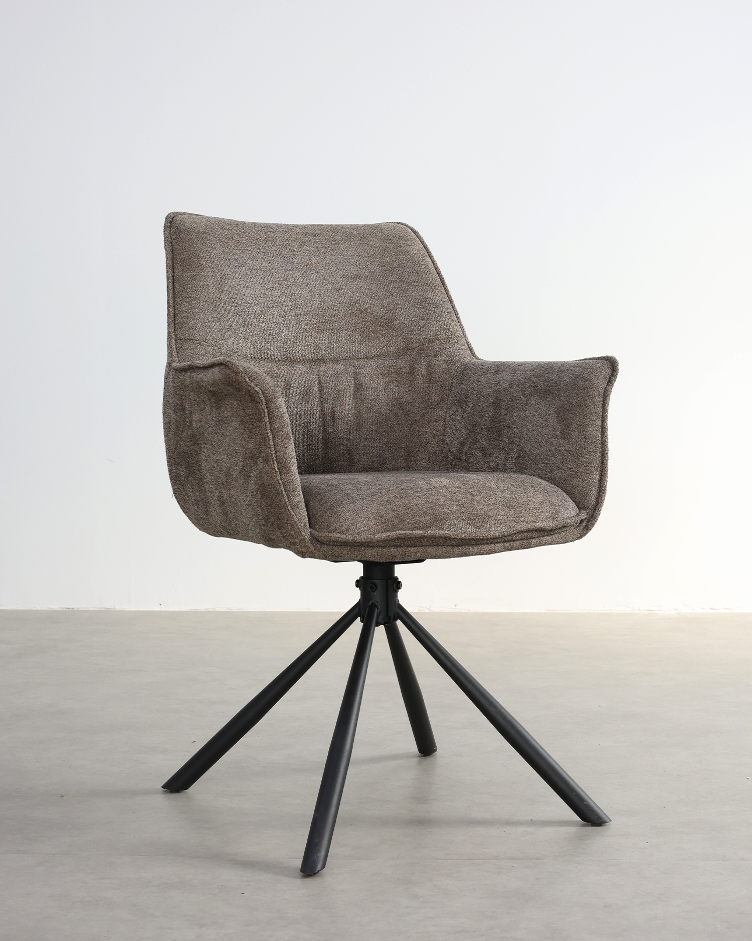Kerusi makan swivel dengan lengan Kerusi makan swivel dengan lengan