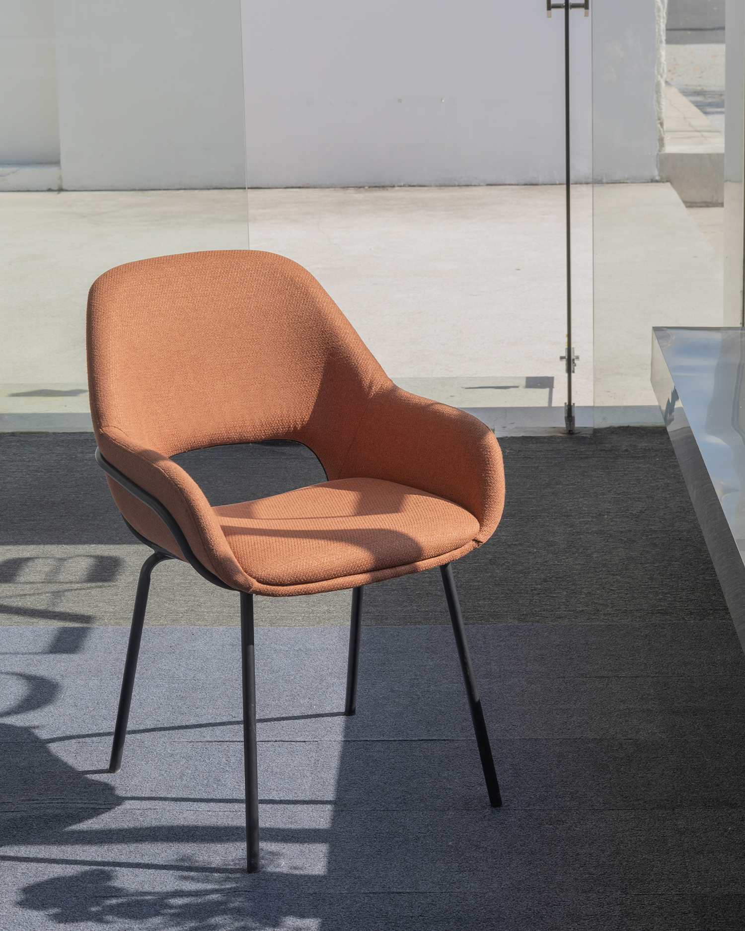 Kerusi makan asas logam Kerusi makan asas logam