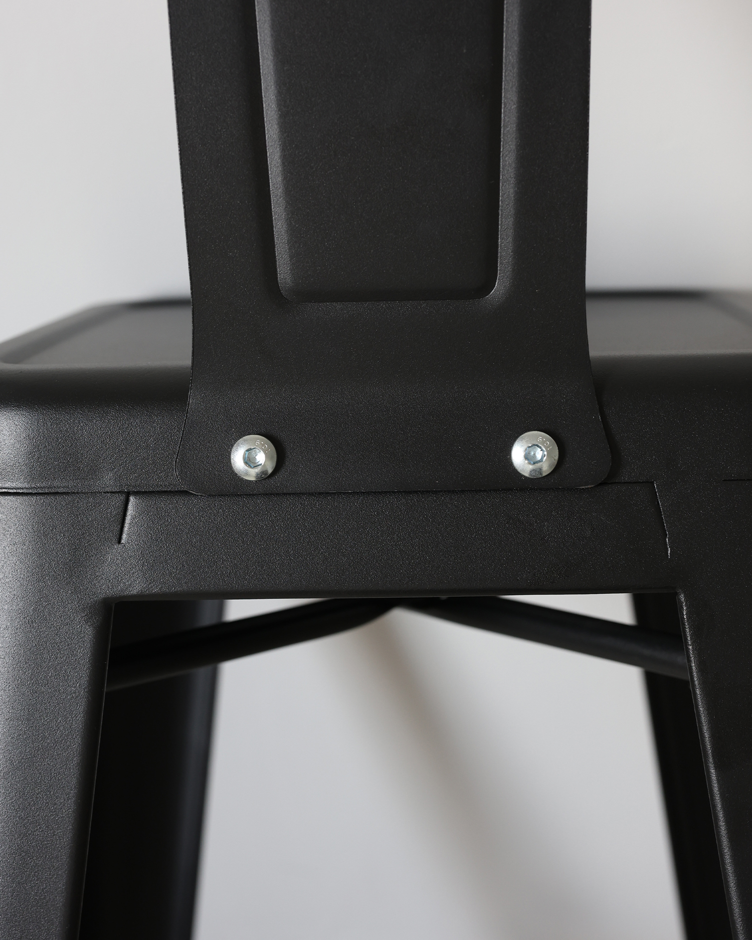Barstool logam hitam dengan backrest Barstool logam hitam dengan backrest