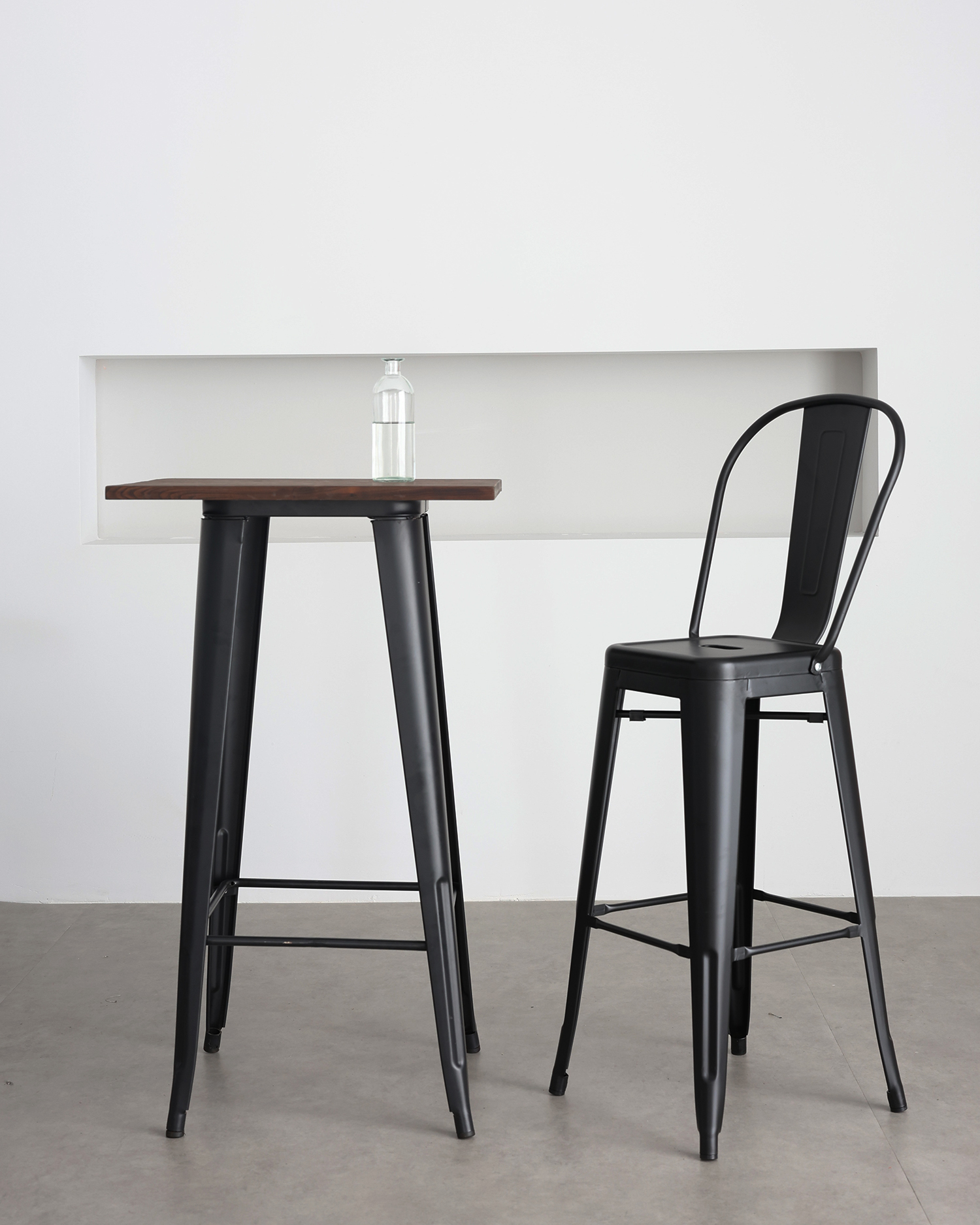 Barstool logam hitam dengan backrest Barstool logam hitam dengan backrest