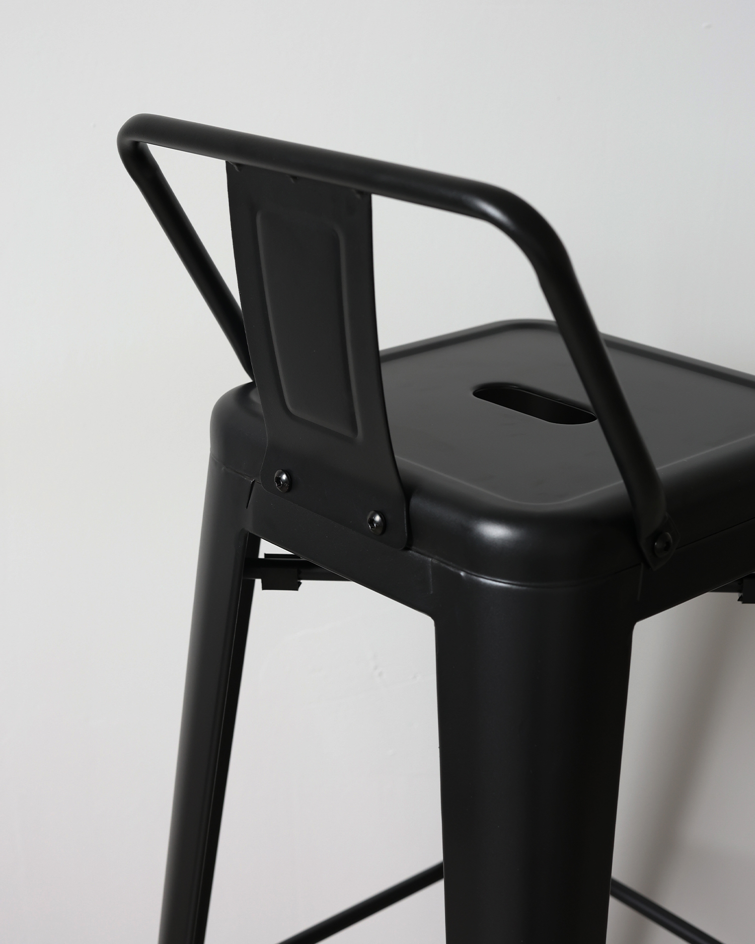 Kerusi reka bentuk besi vintaj Kerusi reka bentuk besi vintaj