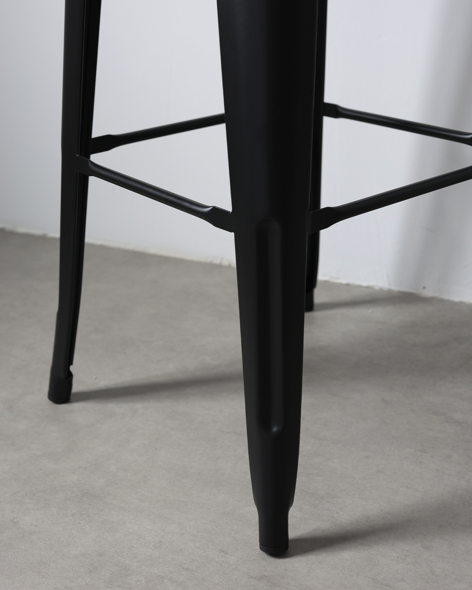 Kerusi reka bentuk besi vintaj Kerusi reka bentuk besi vintaj