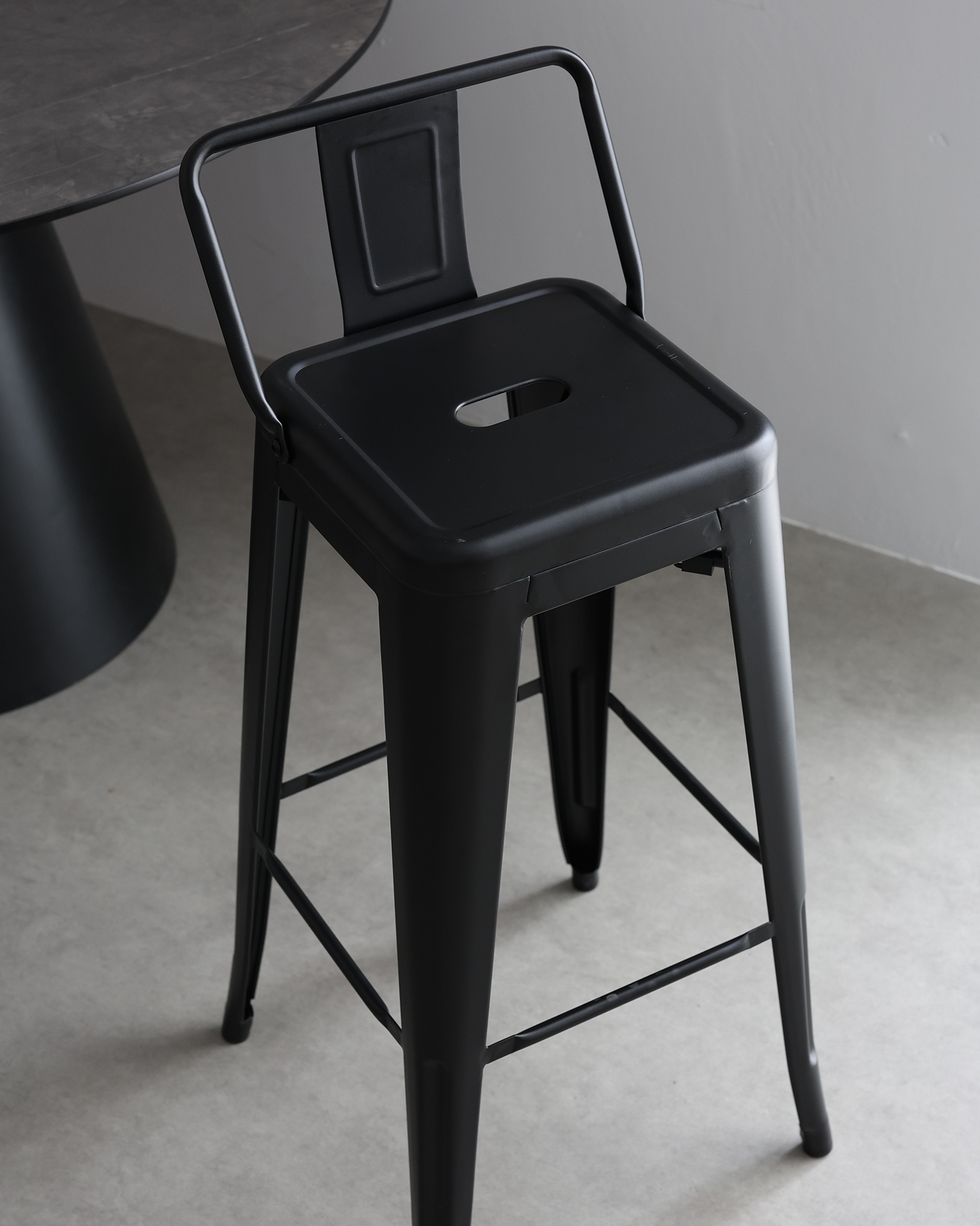 Kerusi reka bentuk besi vintaj Kerusi reka bentuk besi vintaj