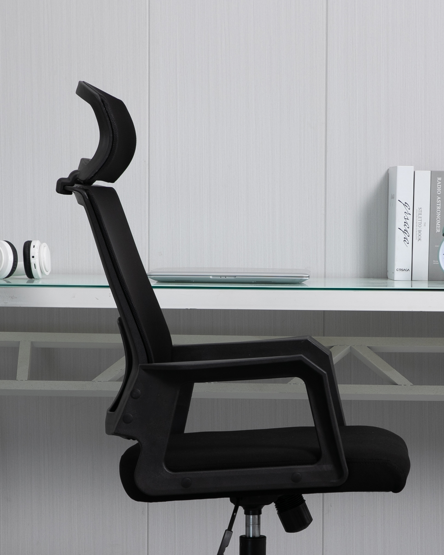 Kerusi pejabat belakang tinggi bingkai putih Kerusi pejabat belakang tinggi bingkai putih