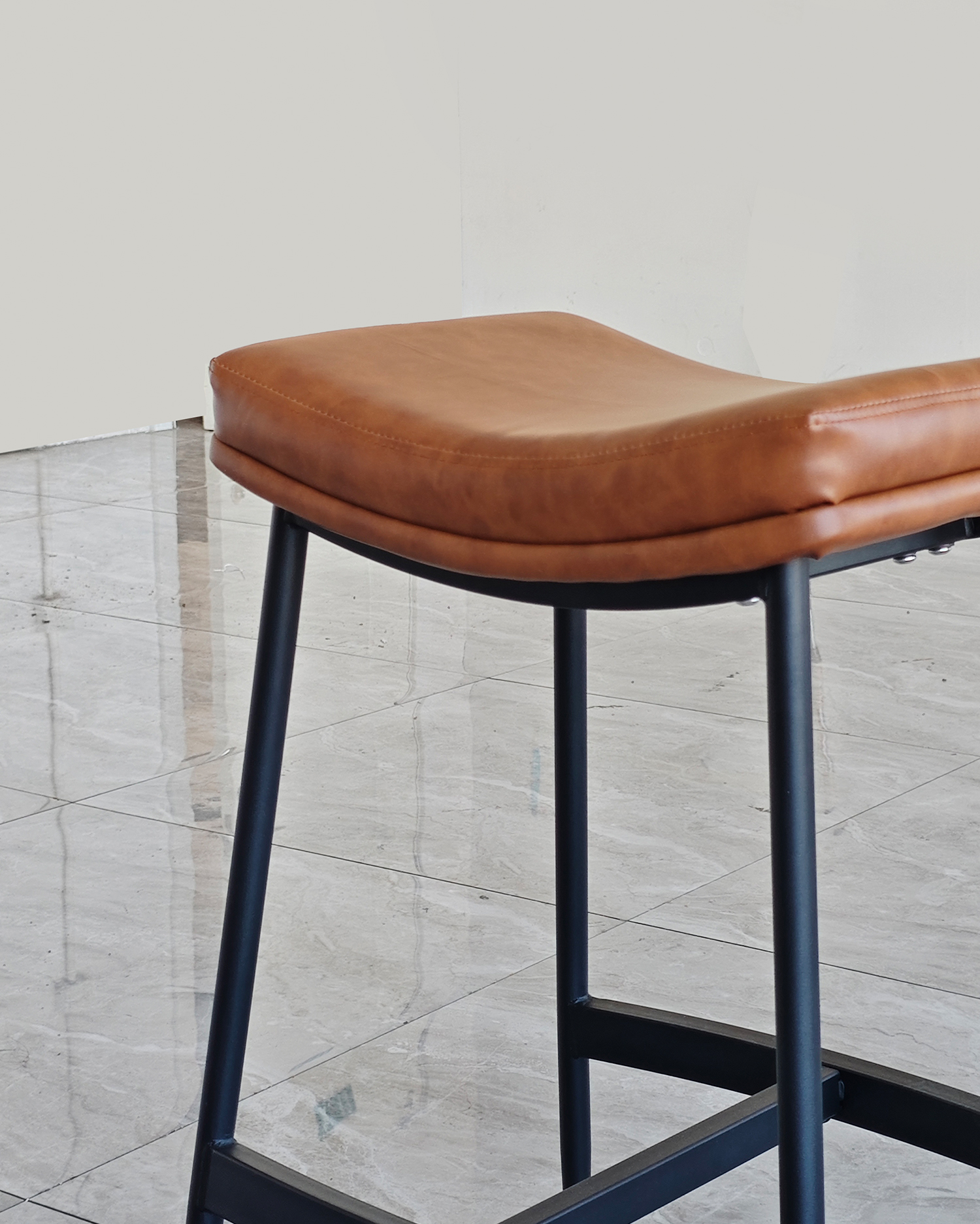Barstool kulit coklat Barstool kulit coklat