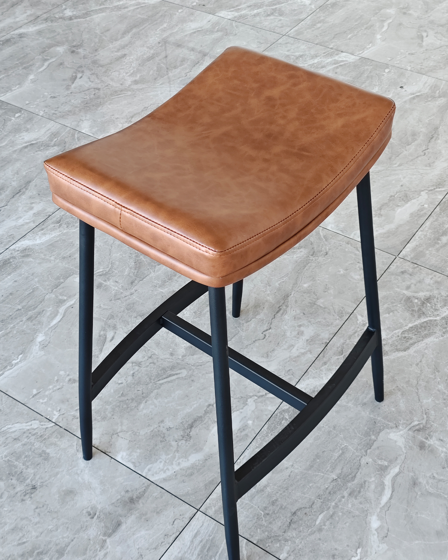 Barstool kulit coklat Barstool kulit coklat